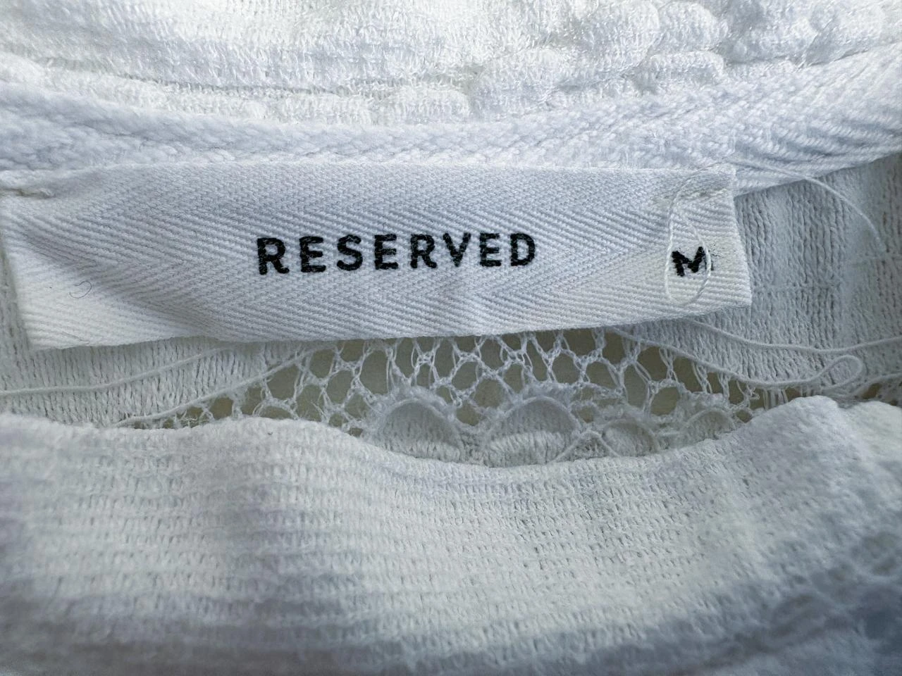 Reserved Top elástico blanco – Cuello dentado y mangas fruncidas – Perfecto O – photo 8
